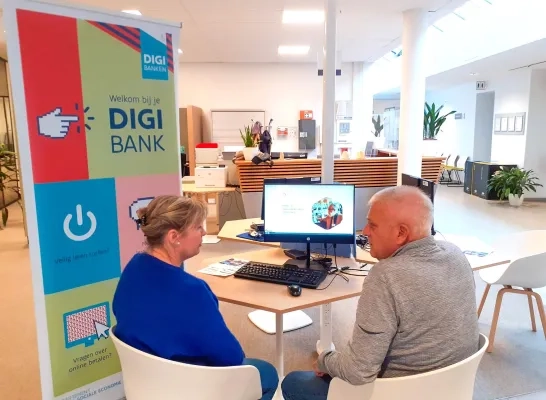In de Digibank helpen Digihelpers mensen met digitale vragen