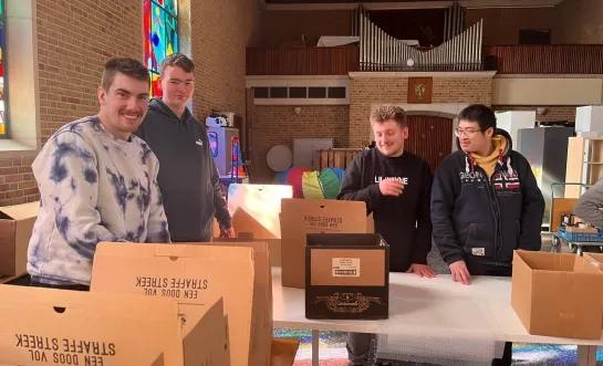 Leerlingen Sint-Franciscus in Roosdaal pakken streekproducten in