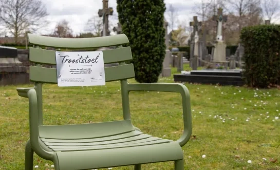 Een trooststoel op de begraafplaats van Kampenhout