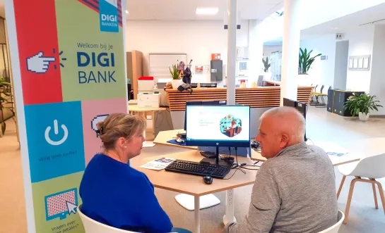 In de Digibank helpen Digihelpers mensen met digitale vragen