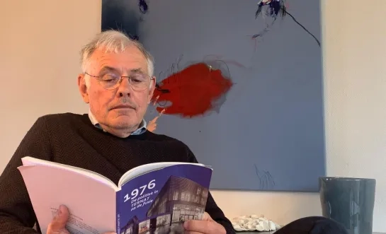 Oud-burgemeester van Ternat Ronald Parys met zijn boek over de politieke geschiedenis van de gemeente sinds de fusie in 1976