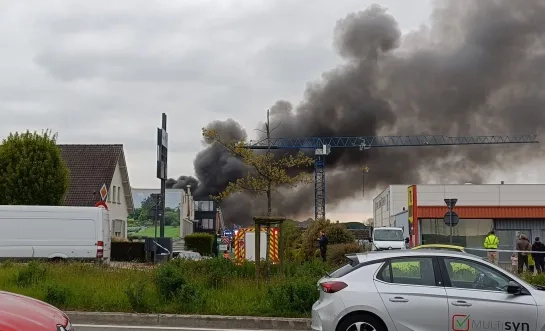 Uitslaande industriebrand in Sint-Pieters-Leeuw
