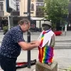 De Vaantjesboer krijgt een regenboogpakje aangemeten