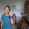 Een trotse Haïke De Vlieger toont haar medaille van de Marathon Des Sables