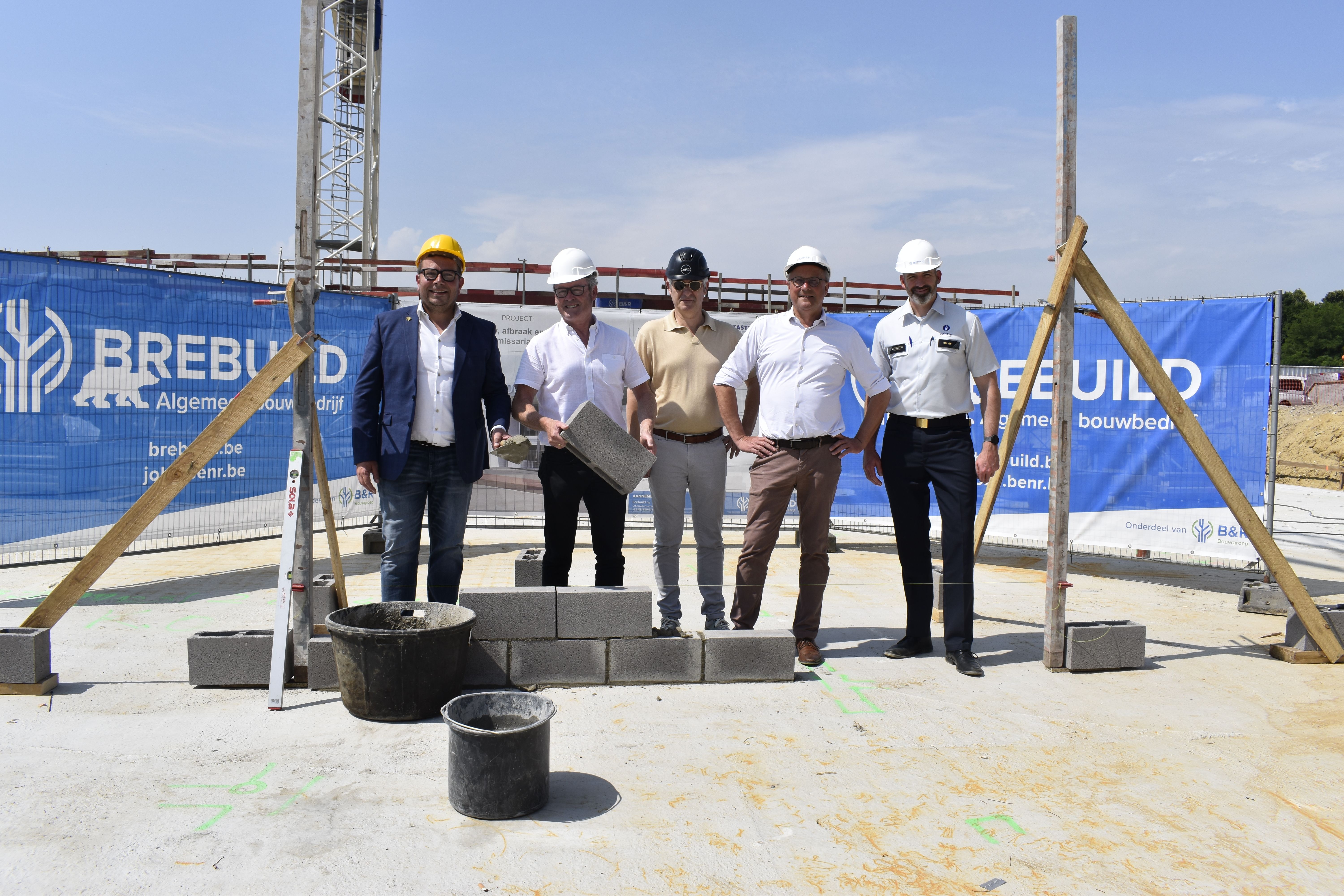 Eerste steen van nieuw politiecommissariaat Kastze gelegd: “Eindelijk professionele werkomgeving”