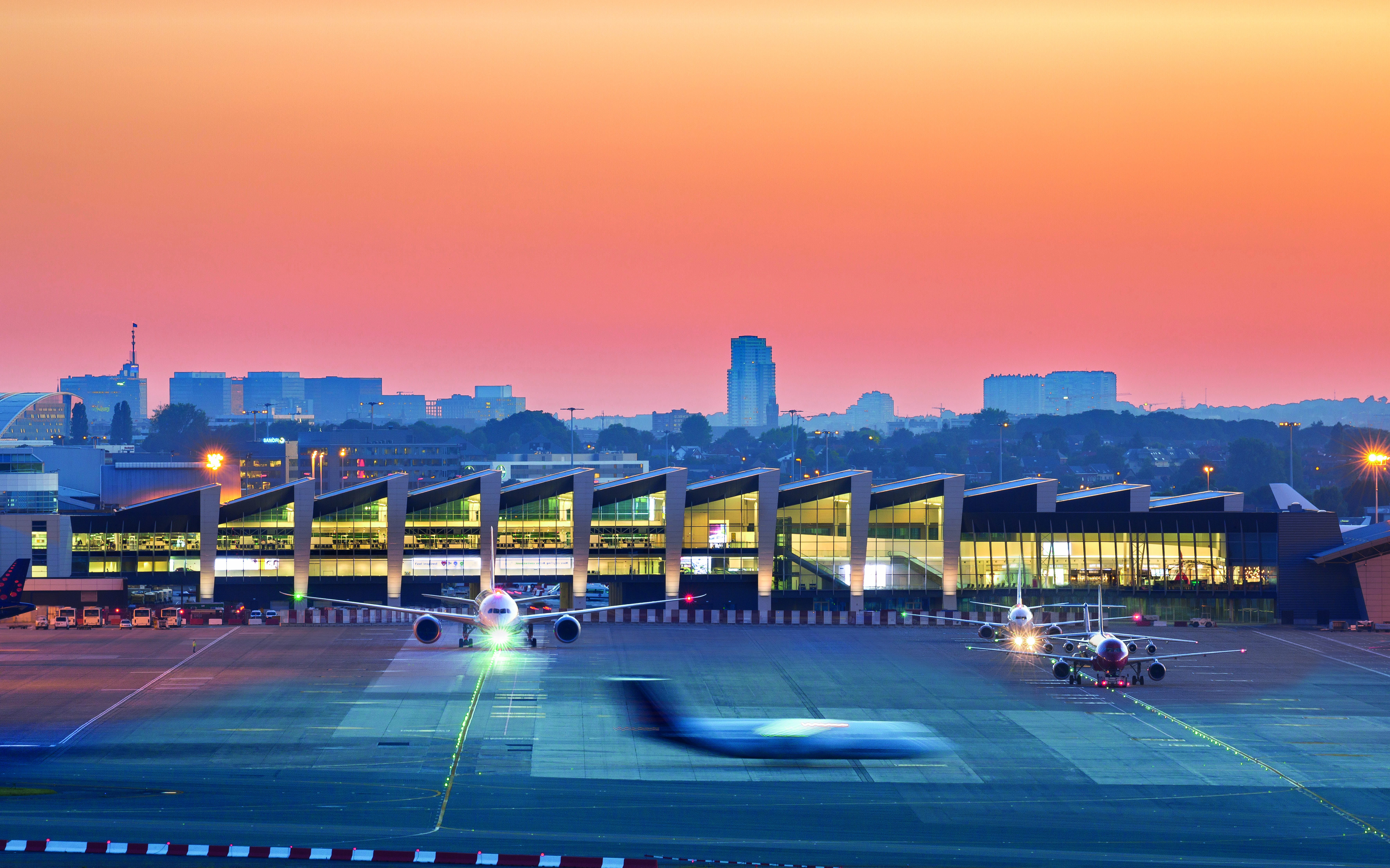аэропорт. аэропорт бразилиа. между городом и аэропортом. самолеты боинг и аэробус. аэропорт манама бахрейн.