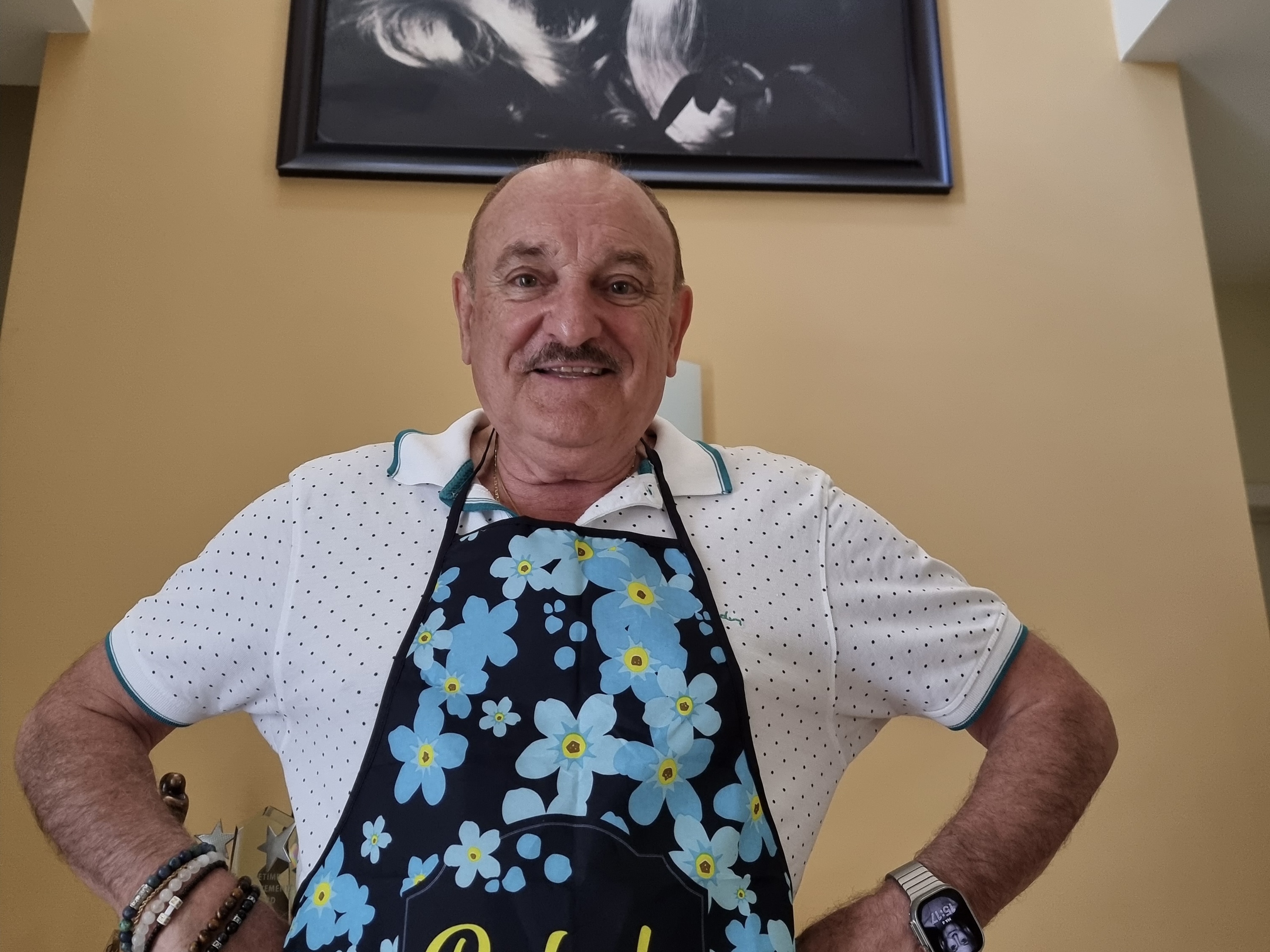 Hugo trapt als peter van Stichting Alzheimer Onderzoek cupcake-actie op ...