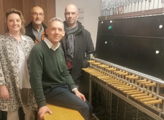 Schepen van onderwijs en erfgoedbeleid Karlijne Van Bree, voorzitter van de Beiaardvrienden Grimbergen Kris Van Messem, beiaardier Twan Bearda en GAG-directeur Bart Stevens zetten hun schouders onder het project Schepen van onderwijs en erfgoedbeleid Karlijne Van Bree, voorzitter van de Beiaardvrienden Grimbergen Kris Van Messem, beiaardier Twan Bearda en GAG-directeur Bart Stevens zetten hun schouders onder het project