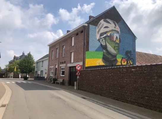 Een portret van Remco Evenepoel op een zijmuur in Elingen Een portret van Remco Evenepoel op een zijmuur in Elingen