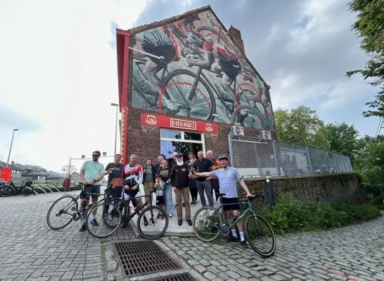 Een peloton van tien honden prijkt op een muur in Beersel