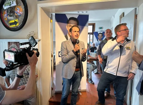 Tom Van Grieken speecht in 't Gildenhuis in Dworp