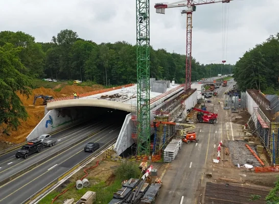 Het ecoduct dat beide kanten van het Hallerbos met elkaar moet verbinden, krijgt vorm