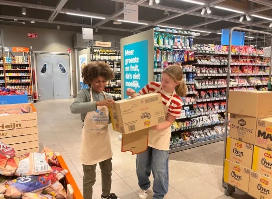 Leerlingen steken handen uit de mouwen in Albert Heijn in Ternat