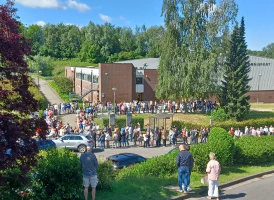 Door problemen met de stemcomputers staan er lange wachtrijen aan de stembureaus in de sporthal van Rode