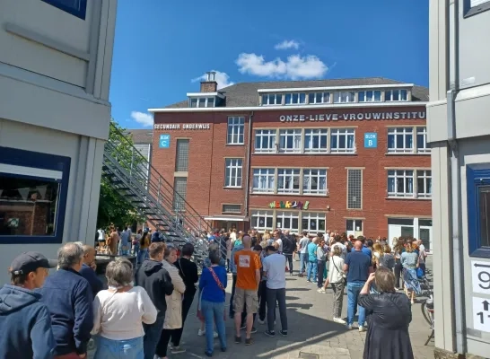 Het is lang aanschuiven in de stembureaus in het Onze-Lieve-Vrouwinstituut in Sint-Genesius-Rode