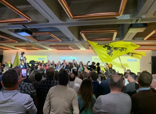 N-VA blijft de grootste partij en viert de overwinning N-VA blijft de grootste partij en viert de overwinning