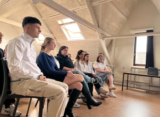 Leerlingen KOBOS schrijven verhalen met hulp van auteur