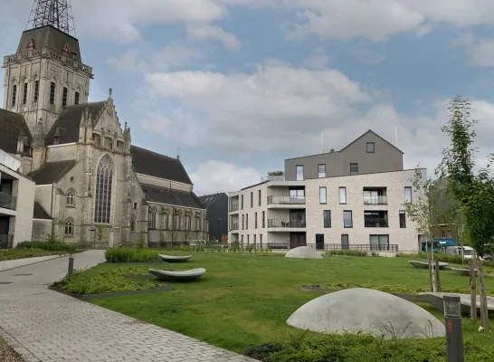 Een nieuw groen parkje aan de kerk van Asse