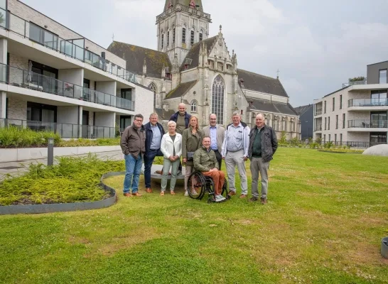 Het gemeentebestuur van Asse in het nieuwe groene parkje aan de kerk