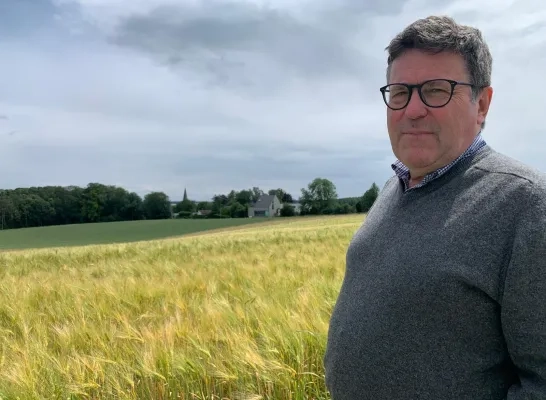Schepen Peter Verbiest bij de open ruimte in Zellik