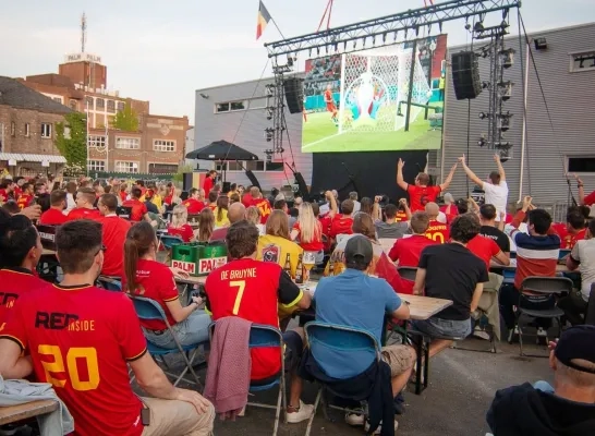 In Steenhuffel wordt er een gigantisch groot scherm geplaatst om de EK-gekte te kunnen volgen In Steenhuffel wordt er een gigantisch groot scherm geplaatst om de EK-gekte te kunnen volgen