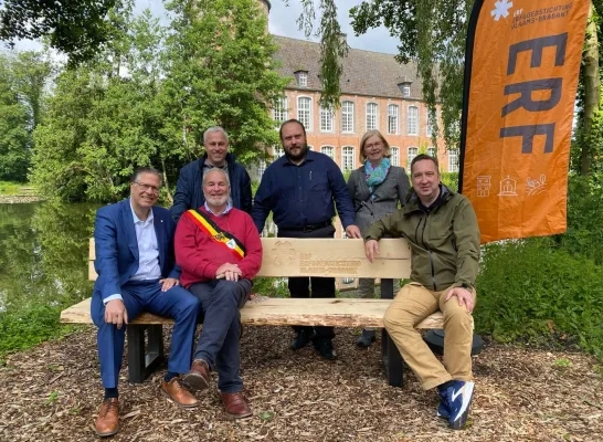 Het ingehuldigde bankje in het Kruikenburgpark betekent de start van de herinrichting van het 19de eeuwse park.