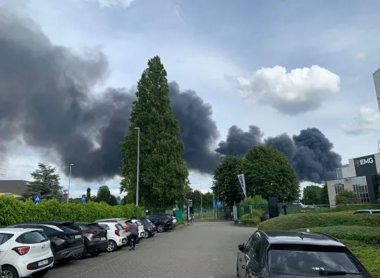 Brand op Brucargo. De rookpluim is van ver te zien.