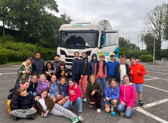 Leerlingen uit Sint-Genesius-Rode leren over dode hoek