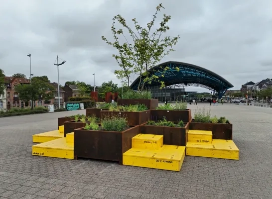 bakken_station_halle Kleurrijke bakken fleuren Stationplein Halle op
