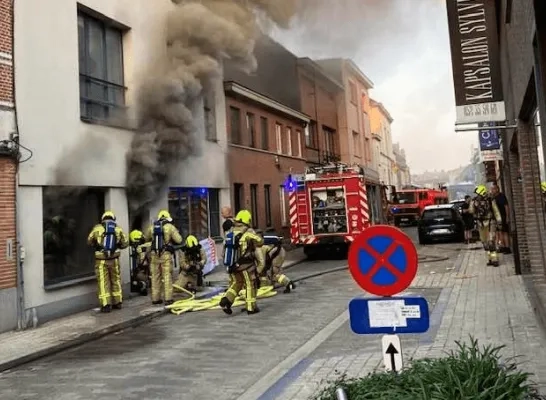 Bij een zware brand in Opwijk is een dode gevallen