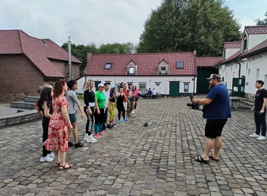 In de Boesdaalhoeve in Rode wordt een videoclip opgenomen voor het Gordellied 'Kom wat dichterbij'