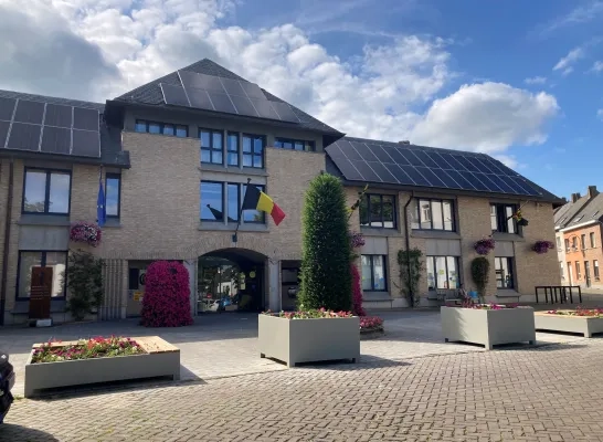 Het Oudstrijdersplein met de plantenbakken/zitbanken Het Oudstrijdersplein met de plantenbakken/zitbanken