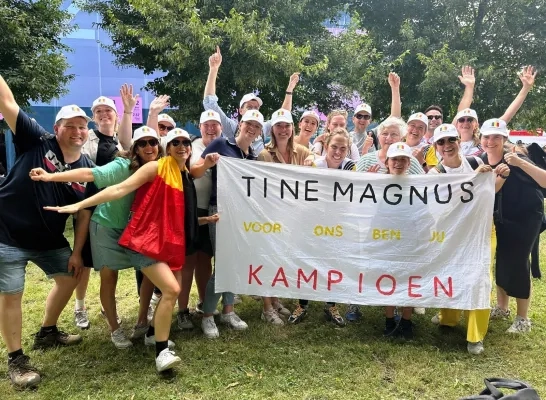 Supporters op post voor Tine Magnus Supporters op post voor Tine Magnus