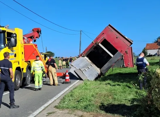 Vrachtwagen kantelt in Bever Vrachtwagen kantelt in Bever