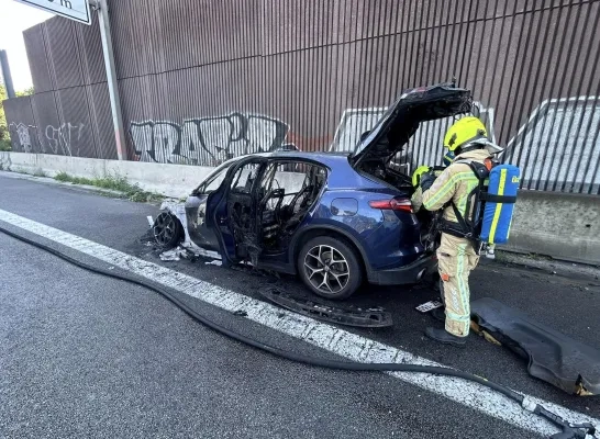 Het voertuig brandde volledig uit Het voertuig brandde volledig uit