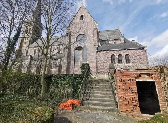 muurtje_kerk_drugsdealer_woluwe.jpg