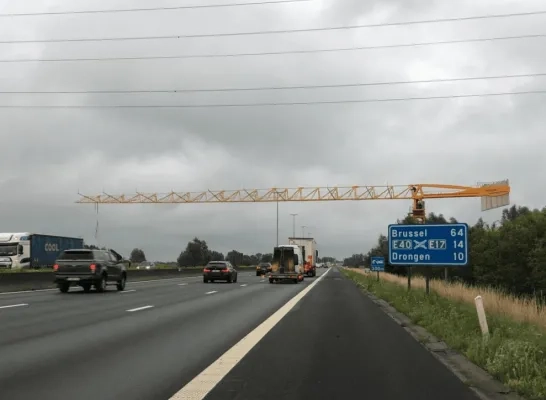 Door een passe-câble kunnen auto's tijdens de afbraak doorwerken. Door een passe-câble kunnen auto's tijdens de afbraak doorwerken.
