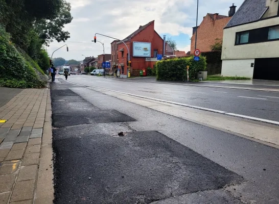 Door dringende werken aan de nutsleidingen is het fietspad in Wemmel herschapen in een lappendeken Door dringende werken aan de nutsleidingen is het fietspad in Wemmel herschapen in een lappendeken