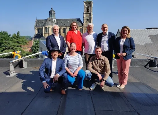 philip_roosen_trui_olbrechts_johan_goossens_bart_laeremans_karlijne_van_bree_jean-paul_windelen_kirsten_hoefs_en_jelle_de_wilde_voor_de_sint-servaasbasiliek.jpg