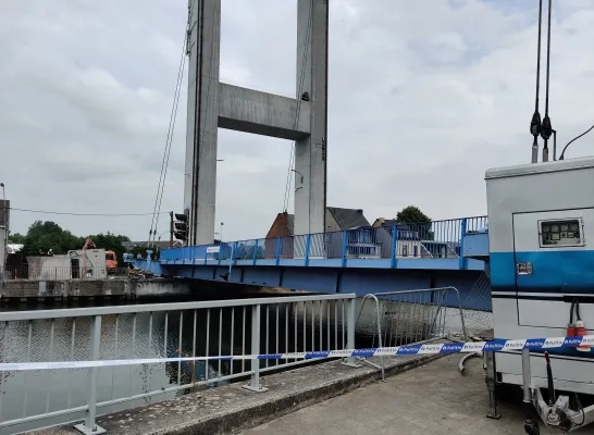 206970_brug_humbeek-sas_zwaar_gehavend_na_aanvaring_door_vrachtschip.jpg