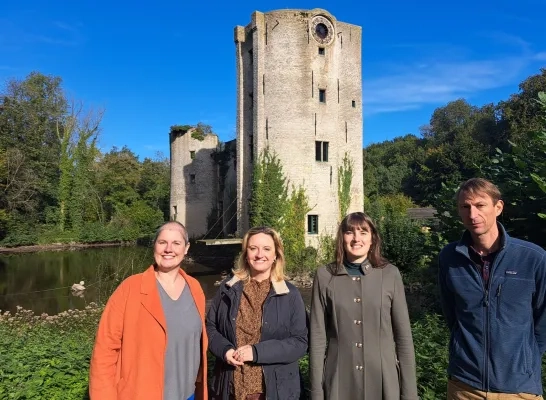 vlnr_schepenen_kirsten_hoefs_karlijne_van_bree_dossierbeheerder_laura_wilts_en_conservator_van_het_mot_steven_de_waele_zijn_blij_met_de_start_van_de_hoogdringende_instandhoudingswerken_aan_het_prinsenkasteel.jpg