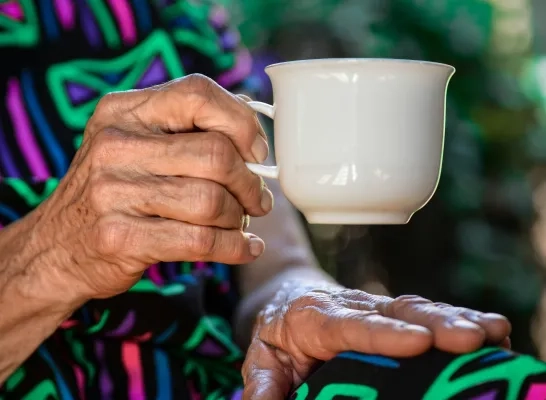 Oudere vrouw met kopje Oudere vrouw met kopje