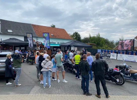 Supporters volgen op groot scherm het WK Tijdrijden en de prestatie van hun wielerheld Remco Evenepoel Supporters volgen op groot scherm het WK Tijdrijden en de prestatie van hun wielerheld Remco Evenepoel