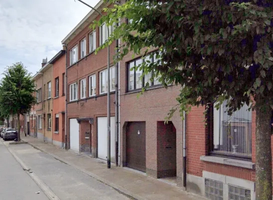 In de trappenhal van een klein gebouw trof de politie het slachtoffer aan In de trappenhal van een klein gebouw trof de politie het slachtoffer aan