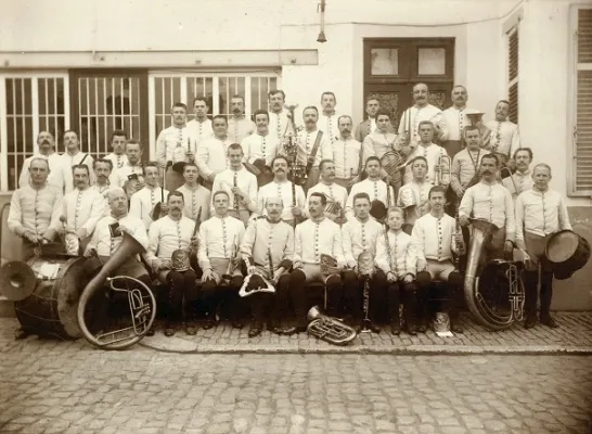 de_halse_harmonie_in_1898_bij_de_herdenking_van_100_jaar_boerenkrijg_c_harmonie_halle-610.jpg