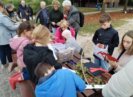 200 grootouders en kleinkinderen palmen Provinciedomein Huizingen in tijdens ‘grootouder-kleinkinddag’ 200 grootouders en kleinkinderen palmen Provinciedomein Huizingen in tijdens ‘grootouder-kleinkinddag’