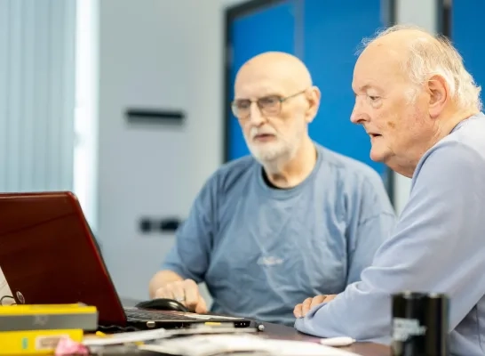 Twee mannen voor een computerscherm Twee mannen voor een computerscherm