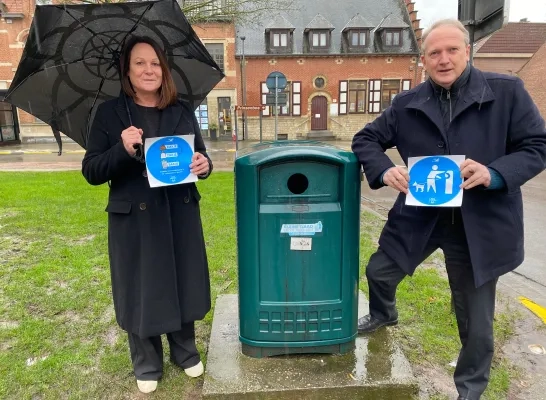 Schepen Lauwers en burgemeester Laeremans tonen de stickers waarmee de gemeente sluikstorters wil sensibiliseren Schepen Lauwers en burgemeester Laeremans tonen de stickers waarmee de gemeente sluikstorters wil sensibiliseren