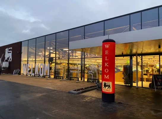 De man sloeg onder meer toe in de Delhaize in Gooik. De man sloeg onder meer toe in de Delhaize in Gooik.