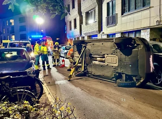 De dronken chauffeur moest uit het voertuig worden bevrijd De dronken chauffeur moest uit het voertuig worden bevrijd